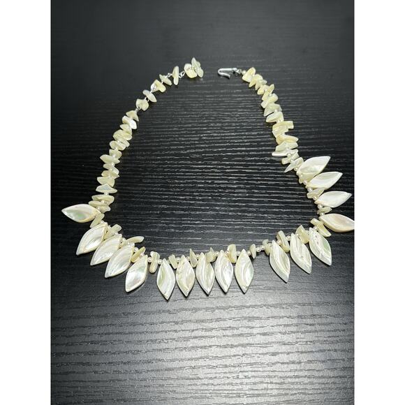Vintage Leaf Shaped Mother Of Pearl Abalone Choker Necklace - Picture 1 of 2